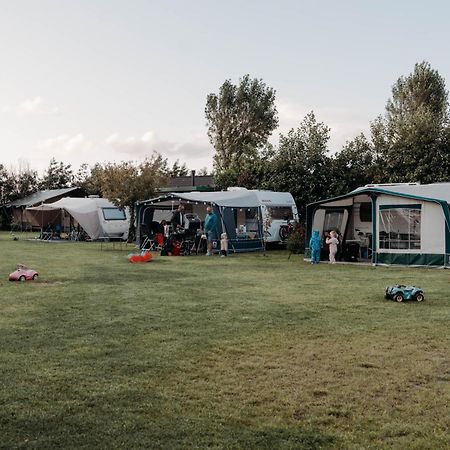 Camping De Tulpenweide Lege Kampeerplaats, Lege Plaats Op Het Gras Zonder Bed 브리잔드 외부 사진