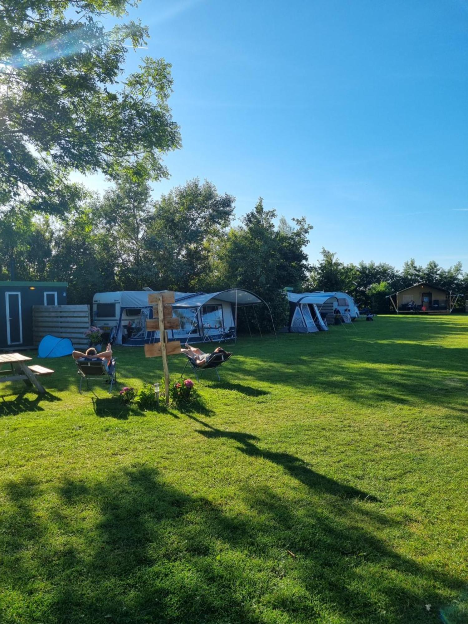 Camping De Tulpenweide Lege Kampeerplaats, Lege Plaats Op Het Gras Zonder Bed 브리잔드 외부 사진