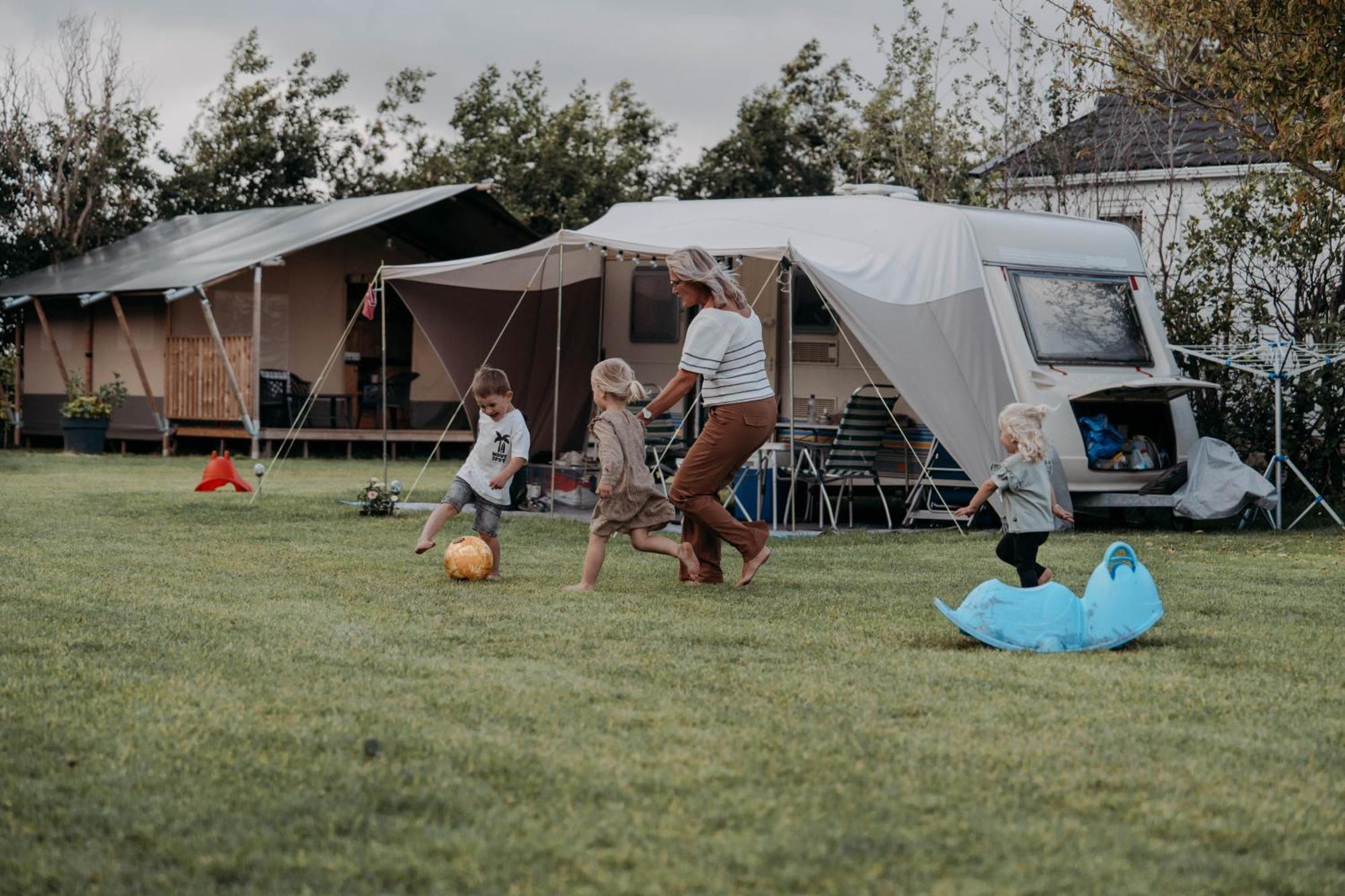 Camping De Tulpenweide Lege Kampeerplaats, Lege Plaats Op Het Gras Zonder Bed 브리잔드 외부 사진