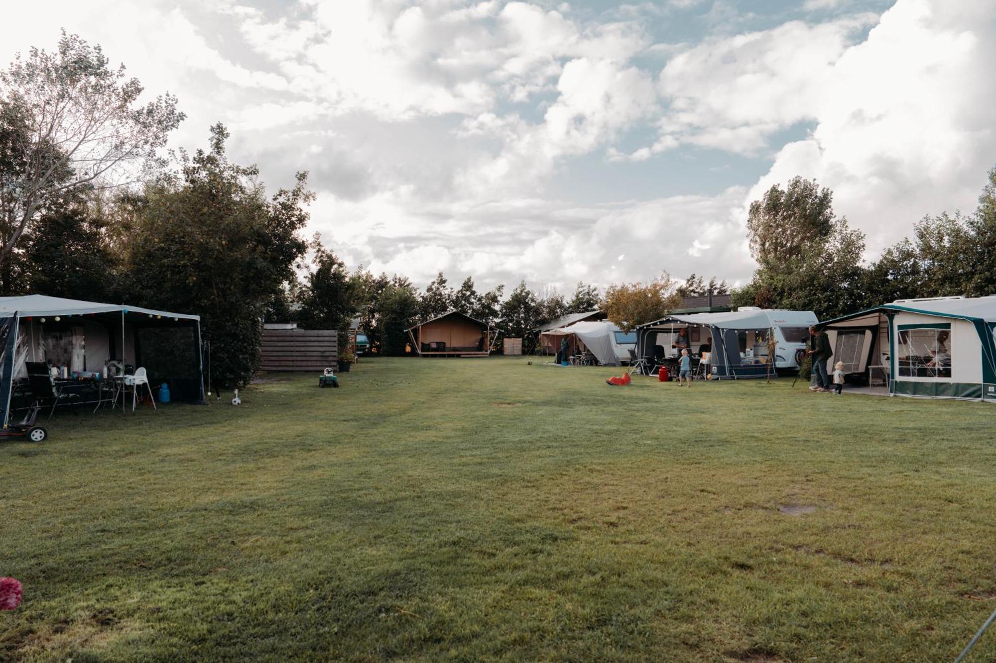 Camping De Tulpenweide Lege Kampeerplaats, Lege Plaats Op Het Gras Zonder Bed 브리잔드 외부 사진
