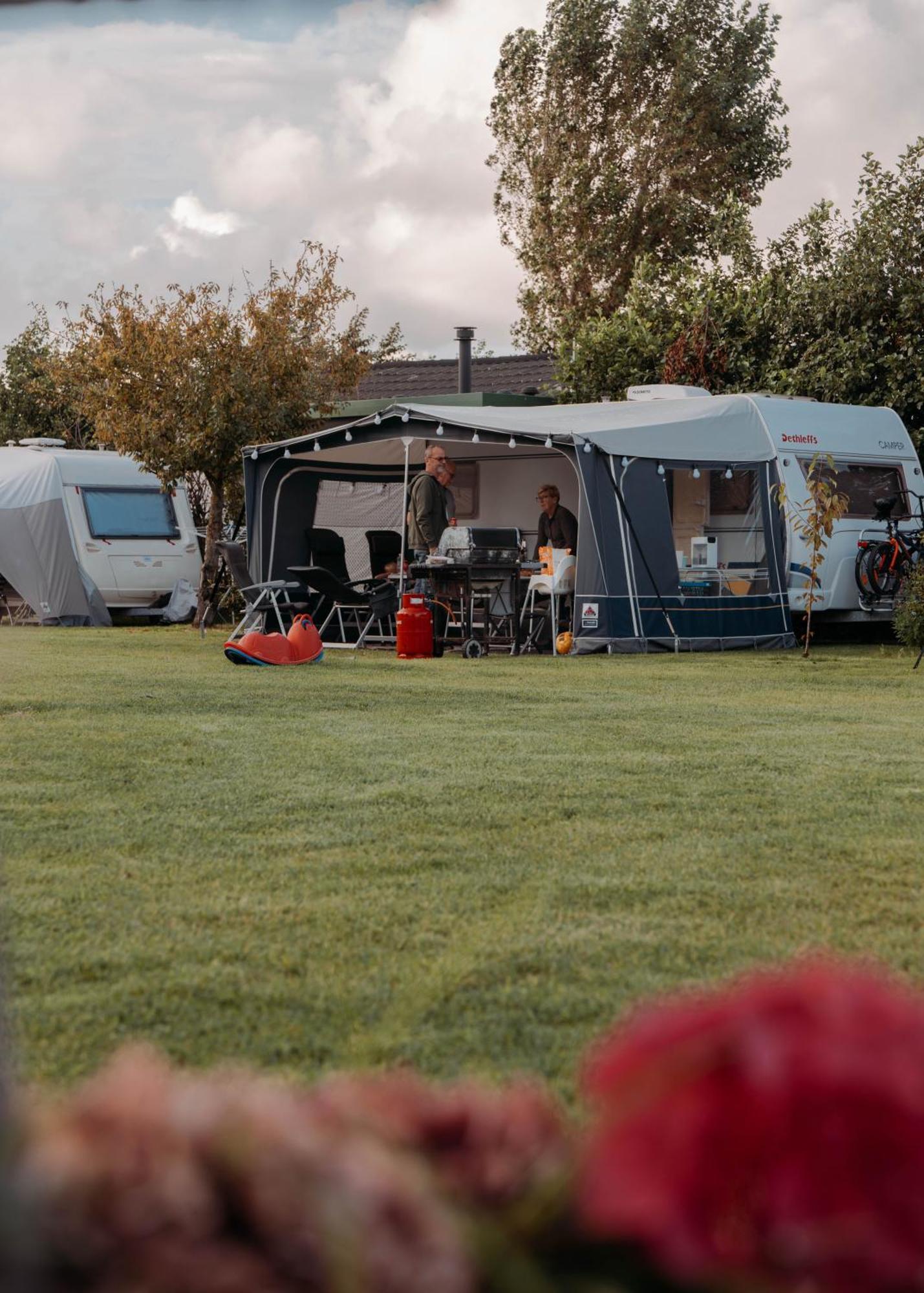 Camping De Tulpenweide Lege Kampeerplaats, Lege Plaats Op Het Gras Zonder Bed 브리잔드 외부 사진