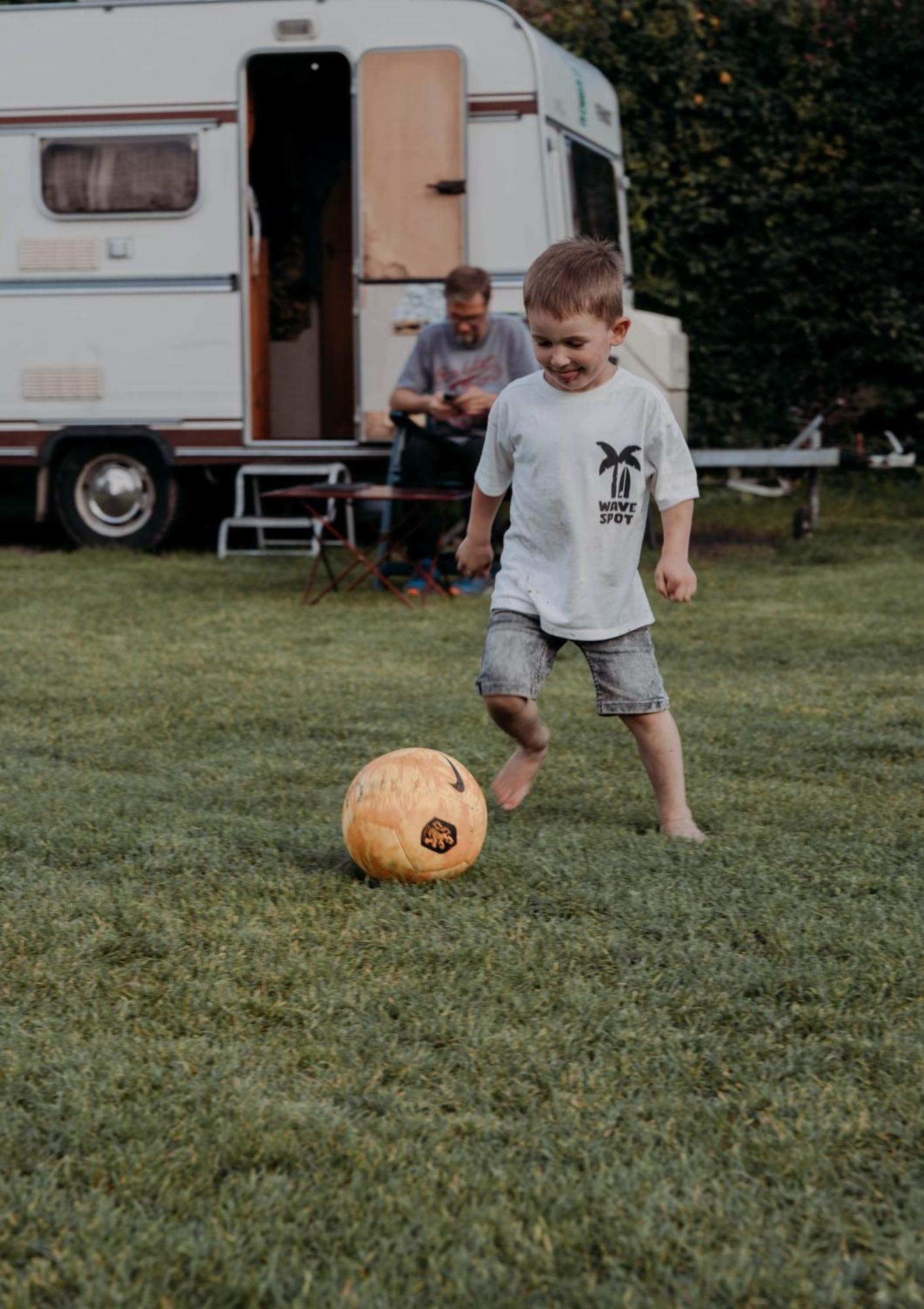 Camping De Tulpenweide Lege Kampeerplaats, Lege Plaats Op Het Gras Zonder Bed 브리잔드 외부 사진