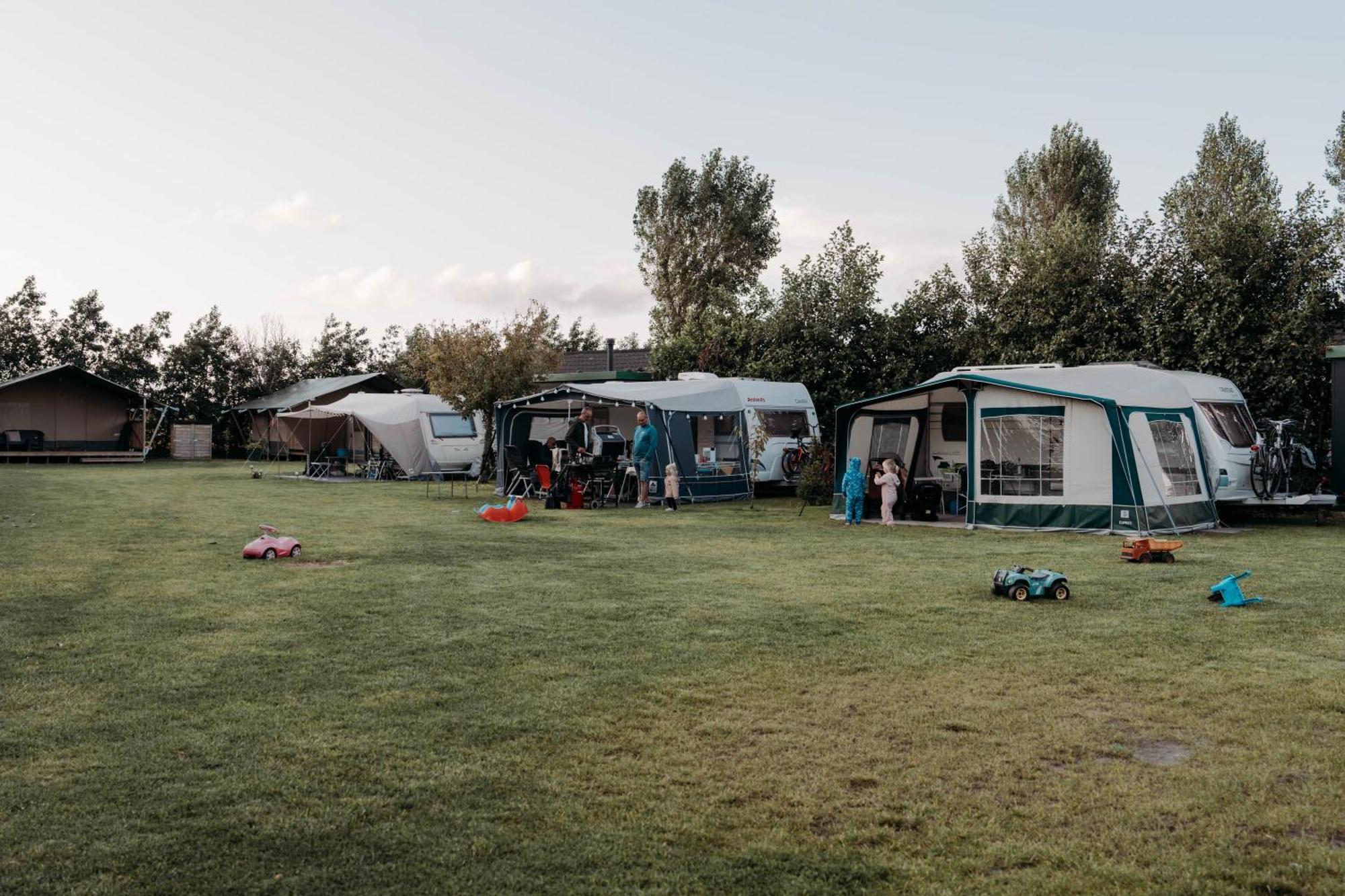 Camping De Tulpenweide Lege Kampeerplaats, Lege Plaats Op Het Gras Zonder Bed 브리잔드 외부 사진