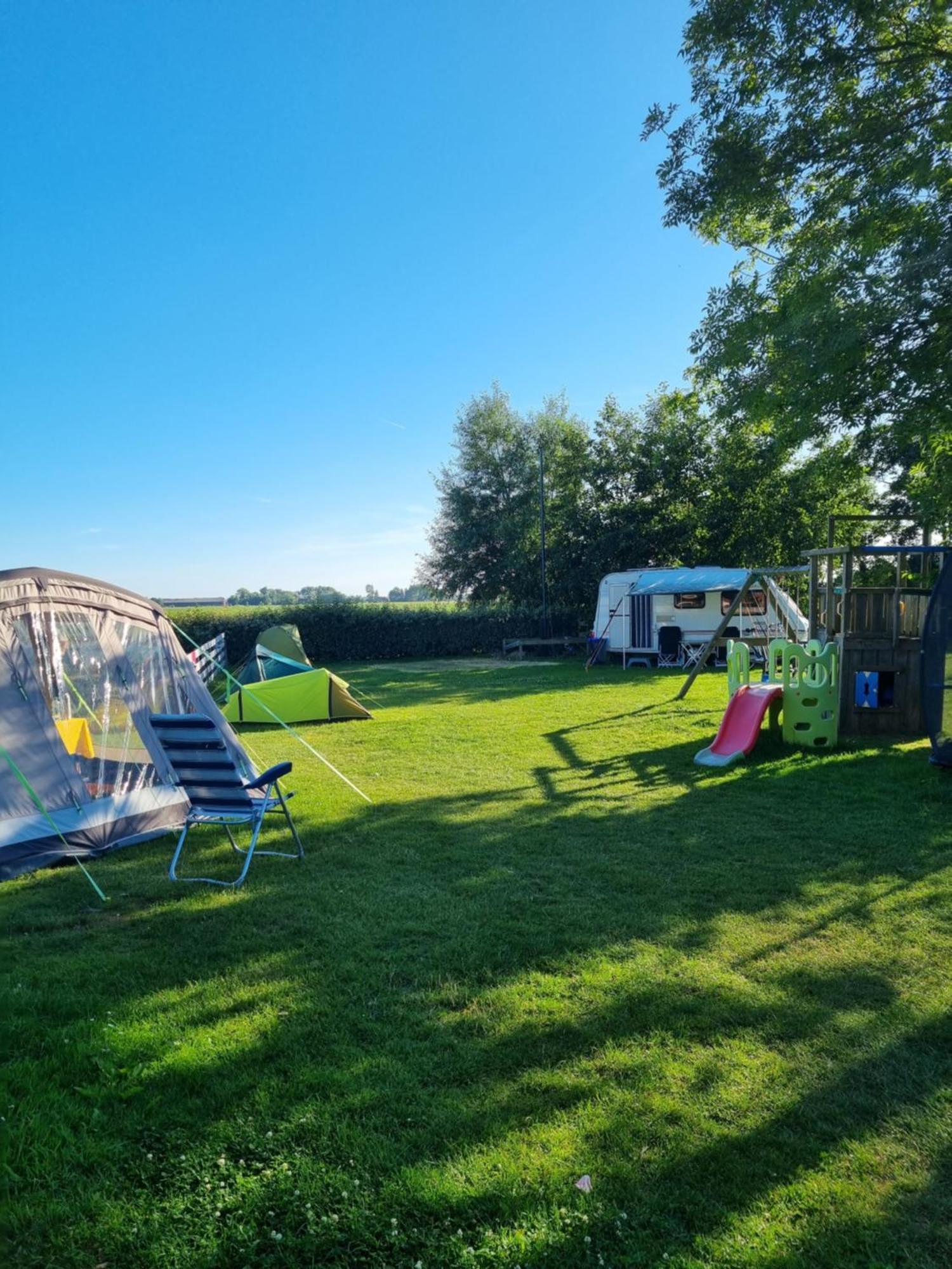 Camping De Tulpenweide Lege Kampeerplaats, Lege Plaats Op Het Gras Zonder Bed 브리잔드 객실 사진