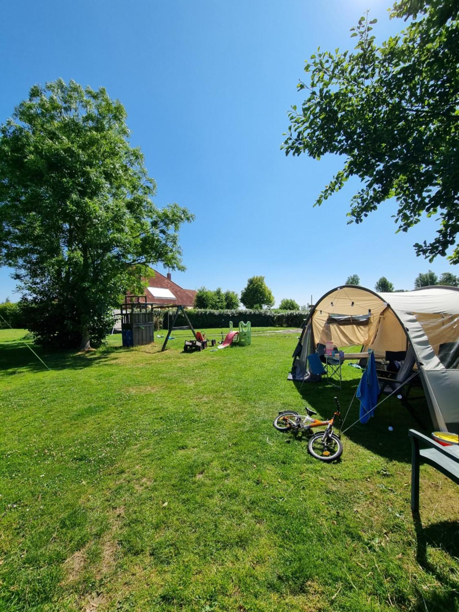 Camping De Tulpenweide Lege Kampeerplaats, Lege Plaats Op Het Gras Zonder Bed 브리잔드 객실 사진