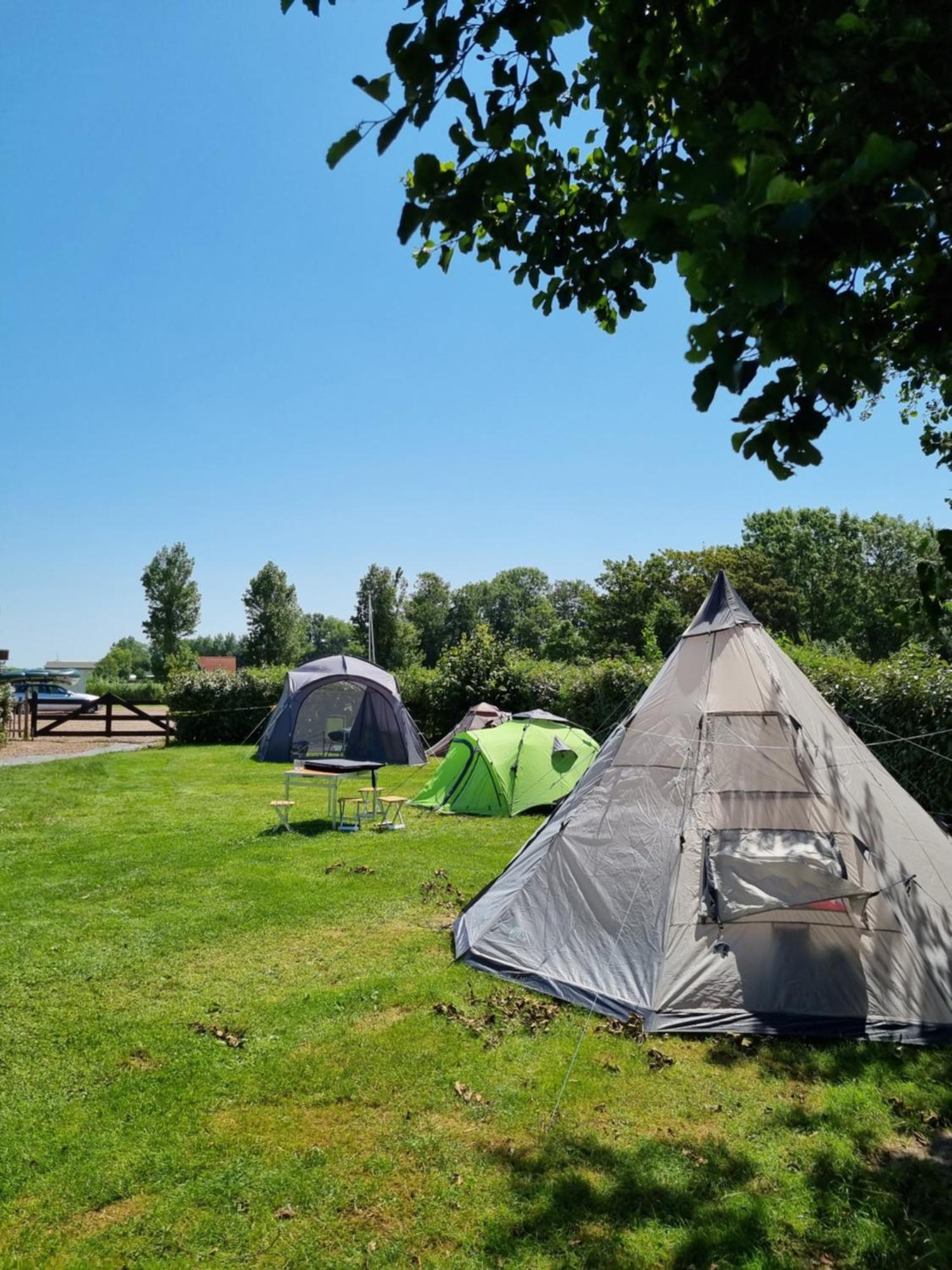 Camping De Tulpenweide Lege Kampeerplaats, Lege Plaats Op Het Gras Zonder Bed 브리잔드 객실 사진