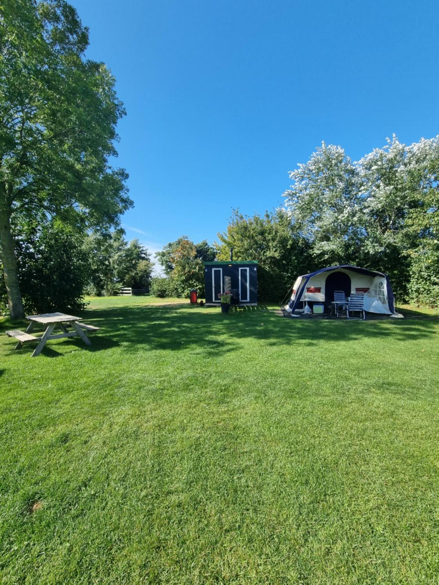 Camping De Tulpenweide Lege Kampeerplaats, Lege Plaats Op Het Gras Zonder Bed 브리잔드 객실 사진