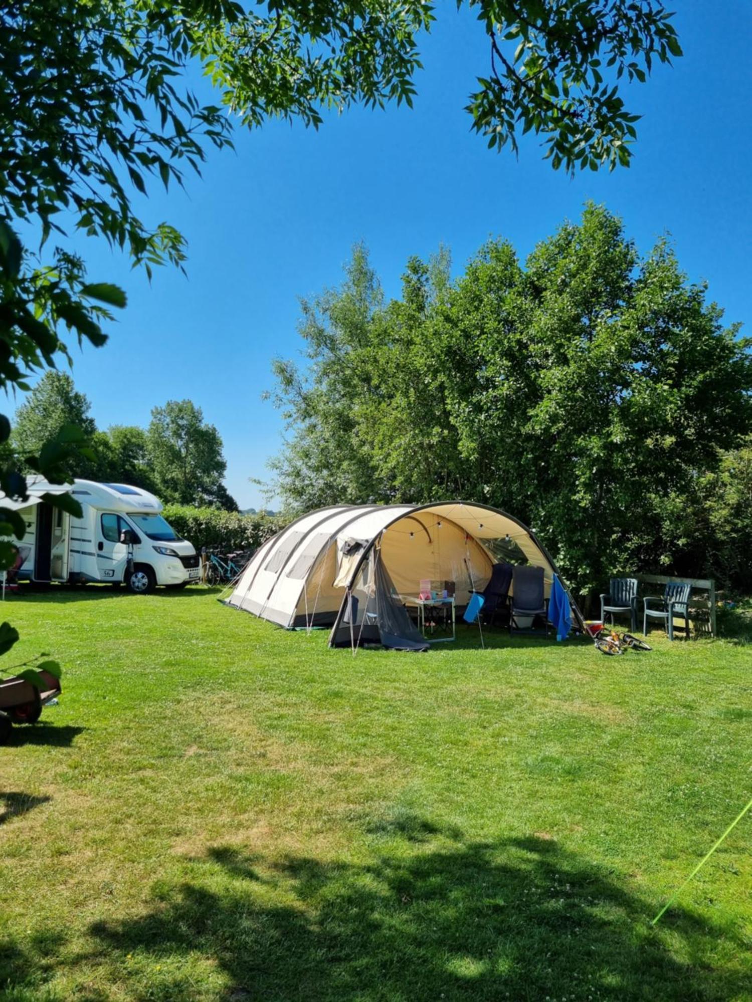 Camping De Tulpenweide Lege Kampeerplaats, Lege Plaats Op Het Gras Zonder Bed 브리잔드 객실 사진