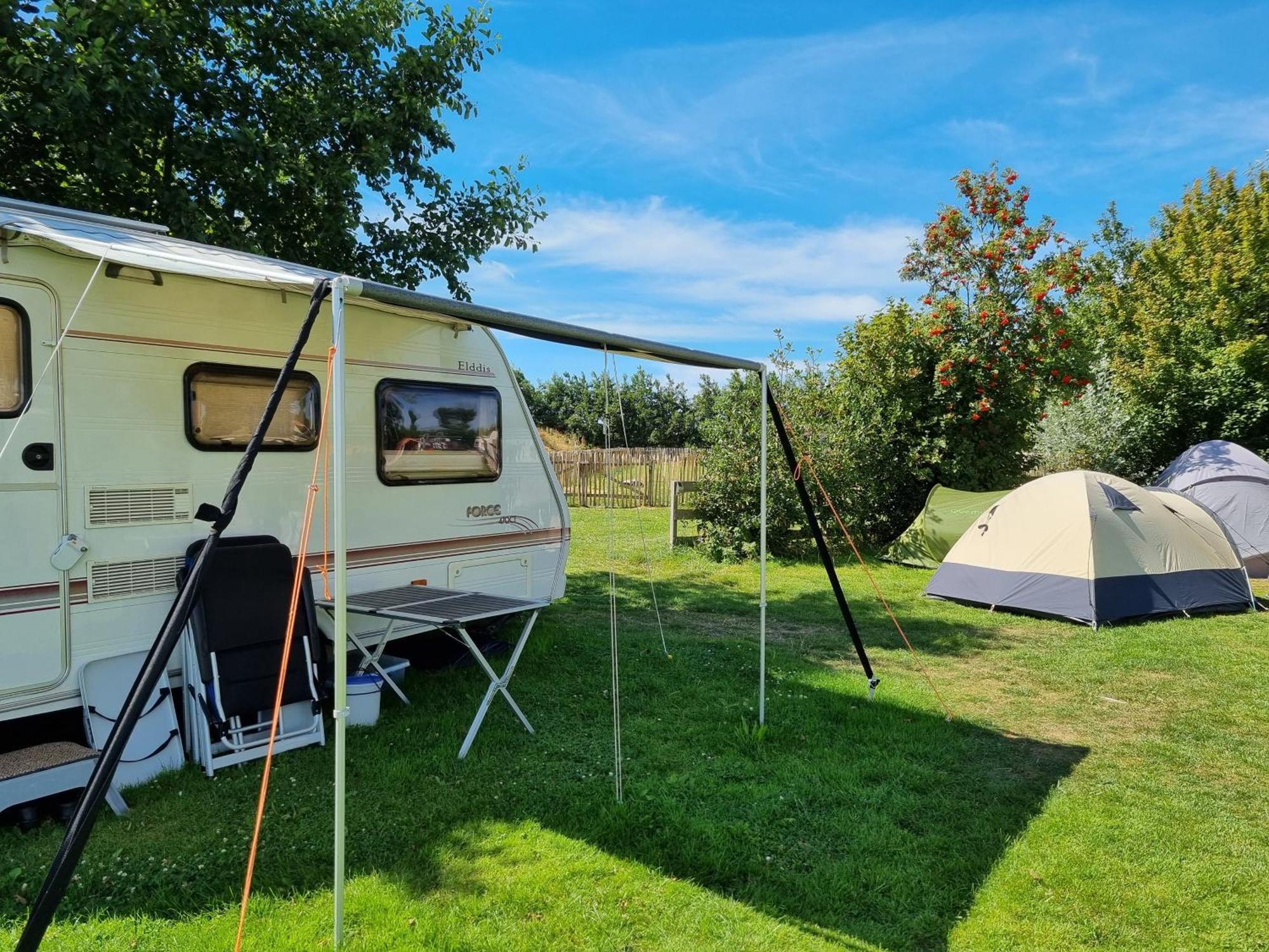 Camping De Tulpenweide Lege Kampeerplaats, Lege Plaats Op Het Gras Zonder Bed 브리잔드 객실 사진